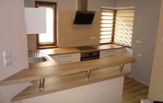 Modern konyhabútor - fehér színű konyhaszekrény - matt ajtófrontok, emelt konyhapult - egyedi konyha - Renor Konyhastúdió Keszthely