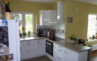 Modern konyhabútor - magasfényű fehér konyhaszekrény - akril ajtófront - U alakú egyedi konyha - bortartó - Renor konyhastúdió