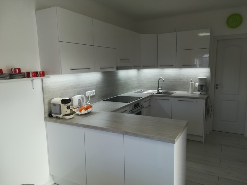 Modern konyhabútor - magasfényű, fehér konyhaszekrény - akril ajtófront, beépített LED világítás - U alakú egyedi konyha - Renor konyhastúdió
