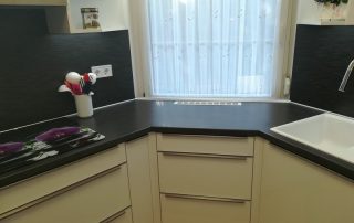 Modern konyhabútor - magasfényű fehér konyhaszekrény - szellőző - praktikus, egyedi konyha - Renor konyhastúdió