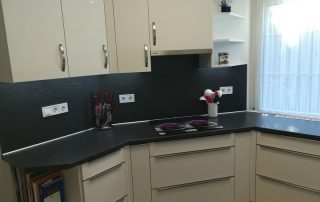 Modern konyhabútor - magasfényű fehér konyhaszekrény - sötét munkapult és hátfalpanel - praktikus, egyedi konyha - Renor konyhastúdió
