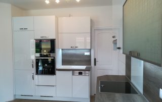Modern konyhabútor - magasfényű fehér konyhaszekrény - akril ajtófront - beépített konyhai gépek - egyedi konyha - Renor konyhastúdió