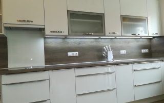 Modern konyhabútor - magasfényű fehér konyhaszekrény - akril ajtófront - hosszú munkapult, hátfalpanel - egyedi konyha - Renor konyhastúdió