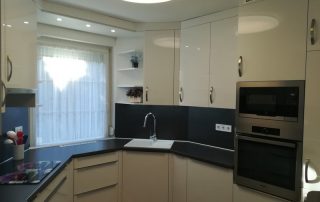 Modern konyhabútor - magasfényű fehér konyhaszekrény - sötét munkapult és hátfalpanel - praktikus, egyedi konyha - Renor konyhastúdió Hévíz