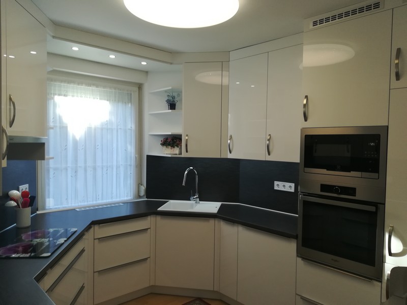 Modern konyhabútor - magasfényű fehér konyhaszekrény - sötét munkapult és hátfalpanel - praktikus, egyedi konyha - Renor konyhastúdió Hévíz