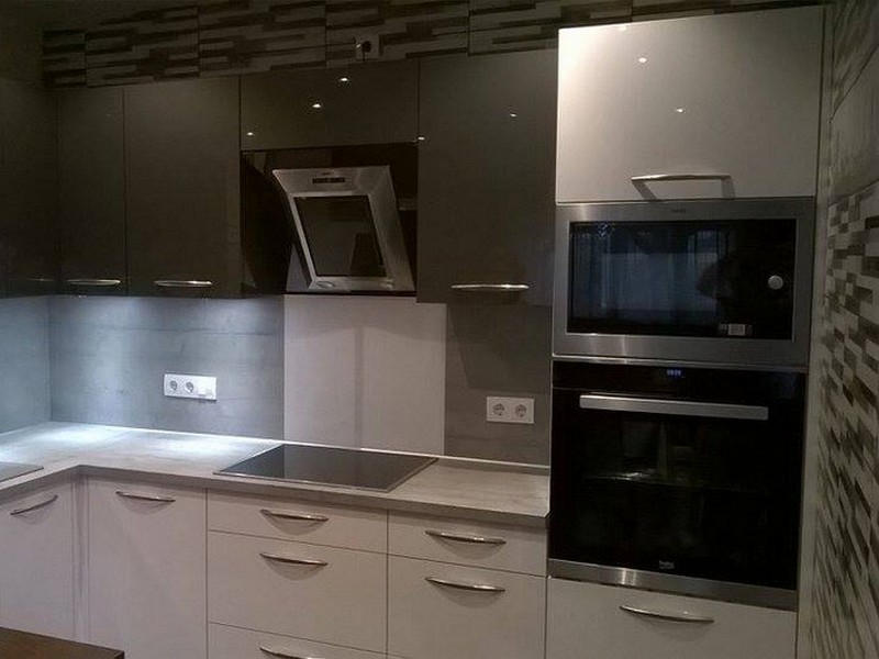 Modern konyhabútor - magasfényű fekete-fehér konyhaszekrény - akril ajtófront, hátfalpanel - L alakú egyedi konyha - Renor konyhastúdió Keszthely