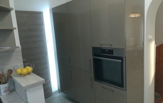 Modern konyhabútor - magasfényű szürke akril konyhaszekrény - beépített szekrény - egyedi konyha - Renor konyhastúdió