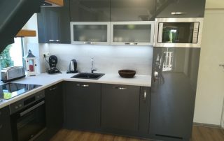Modern konyhabútor - magasfényű szürke akril konyhaszekrény - L alakú egyedi konyha - Renor konyhastúdió