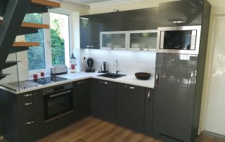 Modern konyhabútor - magasfényű szürke akril konyhaszekrény - L alakú egyedi konyha - Renor konyhastúdió