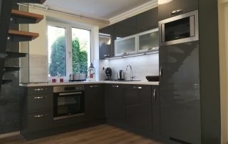 Modern konyhabútor - magasfényű szürke akril konyhaszekrény - üveg ajtófront - L alakú egyedi konyha - Renor konyhastúdió