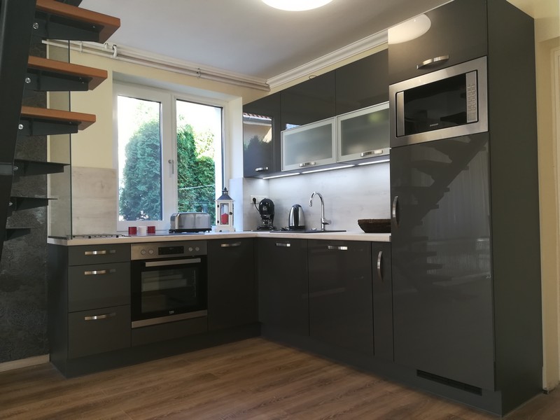 Modern konyhabútor - magasfényű szürke akril konyhaszekrény - üveg ajtófront - L alakú egyedi konyha - Renor konyhastúdió