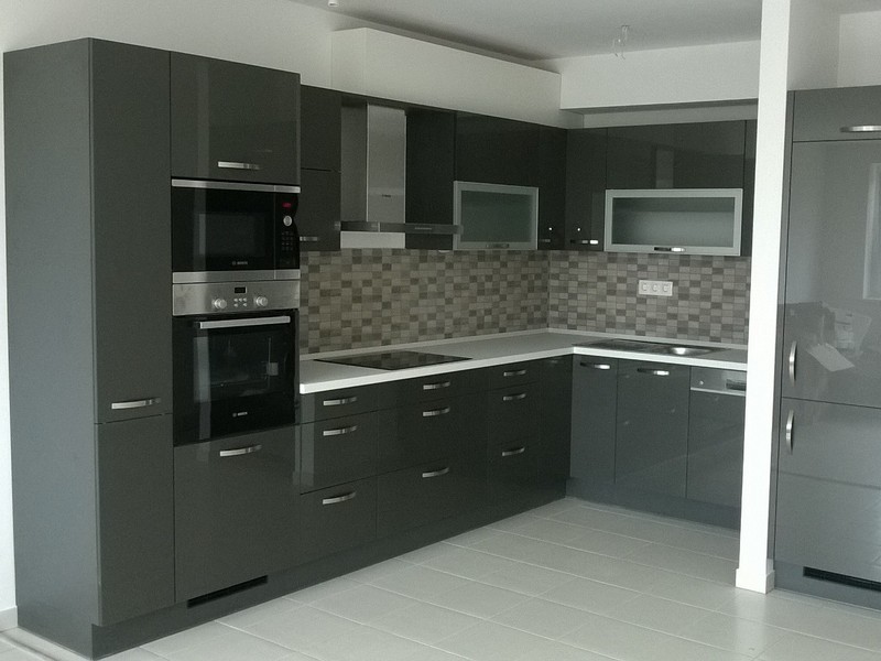 Modern konyhabútor - magasfényű, szürke, akril konyhaszekrény - hézagmentes egyedi konyha - Renor konyhastúdió
