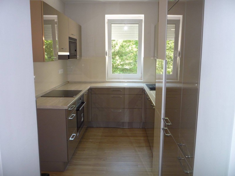 Modern konyhabútor - magasfényű szürke akril konyhaszekrény - U alakú hézagmentes egyedi konyha - Renor konyhastúdió