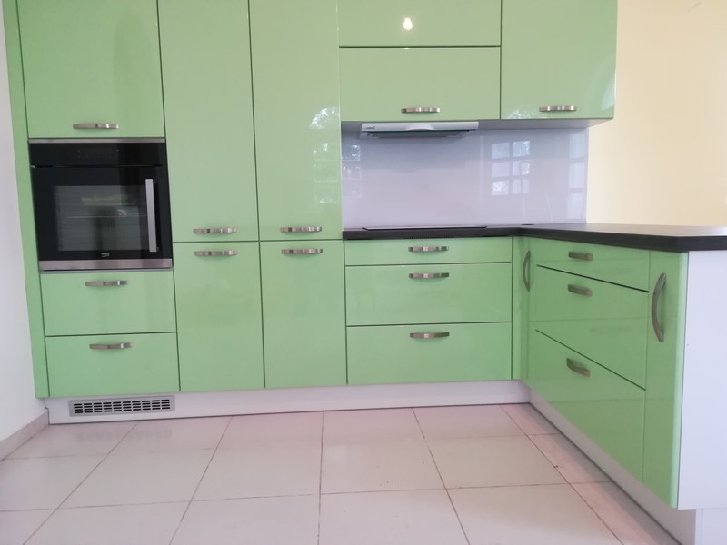 Modern konyhabútor - magasfényű világoszöld konyhaszekrény - L alakú egyedi konyha - szellőző - Renor konyhastúdió