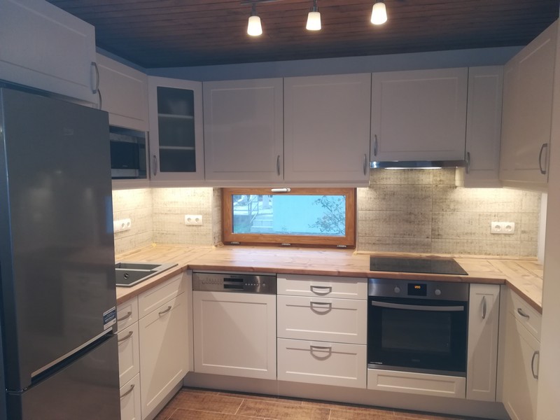 Modern konyhabútor - matt fehér konyhaszekrény - U alakú egyedi konyha - Renor konyhastúdió