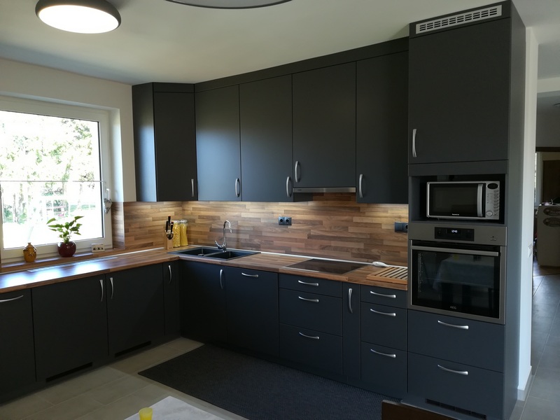 Modern konyhabútor - L alakú matt grafitszürke konyhaszekrény - fa erezetes munkapult, hátfalpanel - fékezős Blum fiókok