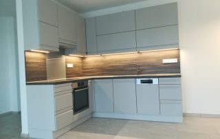 Modern konyhabútor - matt világosszürke konyhaszekrény - beépített led világítás - egyedi konyha - Renor konyhastúdió Keszthely