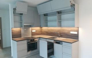 Modern konyhabútor - matt világosszürke konyhaszekrény - L alakú egyedi konyha - Blum felnyíló vasalatok - Renor konyhastúdió