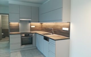 Modern konyhabútor - matt világosszürke konyhaszekrény - L alakú egyedi konyha - Renor konyhastúdió