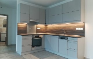 Modern konyhabútor - matt világosszürke konyhaszekrény - mart fogantyú - egyedi konyha - Renor konyhastúdió